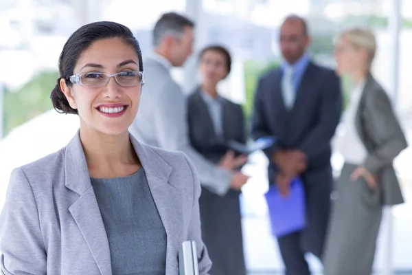 Mujer de negocios sonriente mirando a la cámara — Foto de Stock