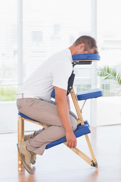 Hombre en una silla de masaje —  Fotos de Stock