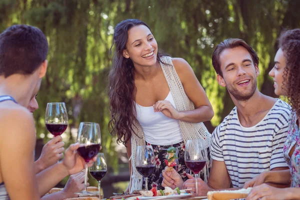 Amigos felices en el parque almorzando —  Fotos de Stock