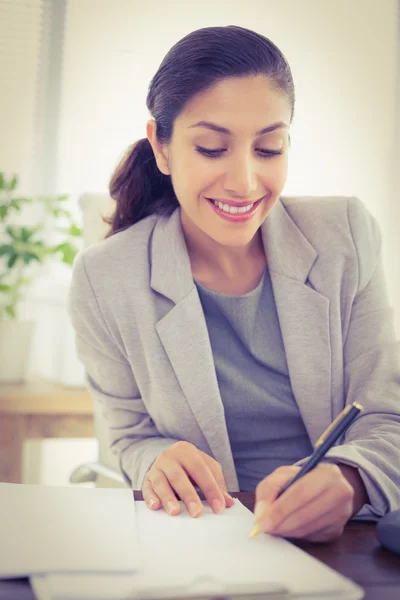 Mujer de negocios sonriente mirando a la cámara — Foto de Stock