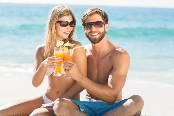 Casal feliz beber um coquetel — Fotografia de Stock