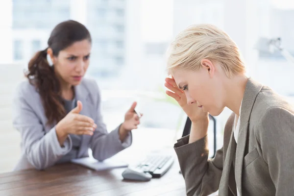 Zakenvrouw geven bestellingen op haar collega — Stockfoto