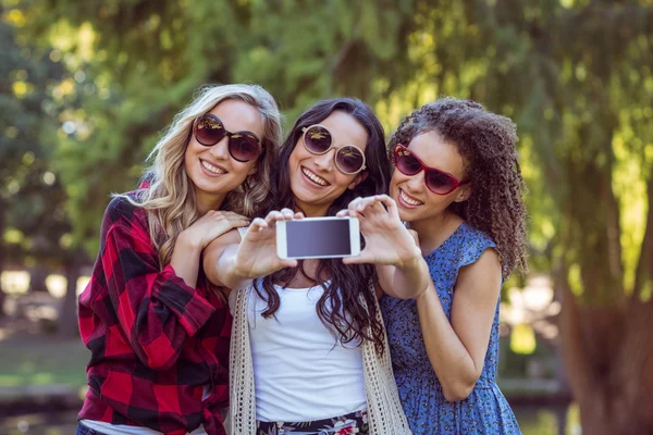 幸せな公園で、selfie を取っての流行に敏感な — ストック写真