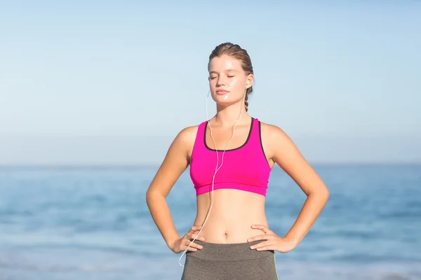 Hermosa mujer en forma escuchando música —  Fotos de Stock