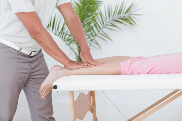 Medico esaminando la gamba paziente — Foto Stock