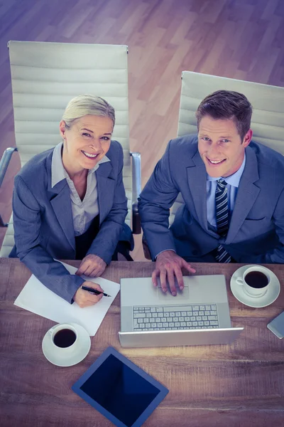 Business folk tittar på kameran — Stockfoto