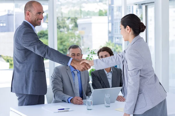 Panel de entrevistas estrechando la mano con el solicitante — Foto de Stock