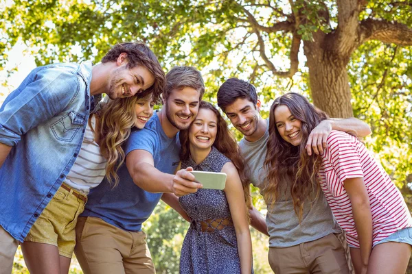 Glada vänner att ta en selfie — Stockfoto