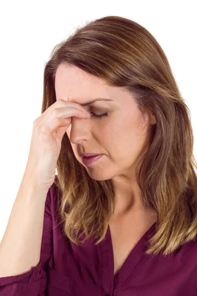 Bonita morena con dolor de cabeza tocando su frente — Foto de Stock