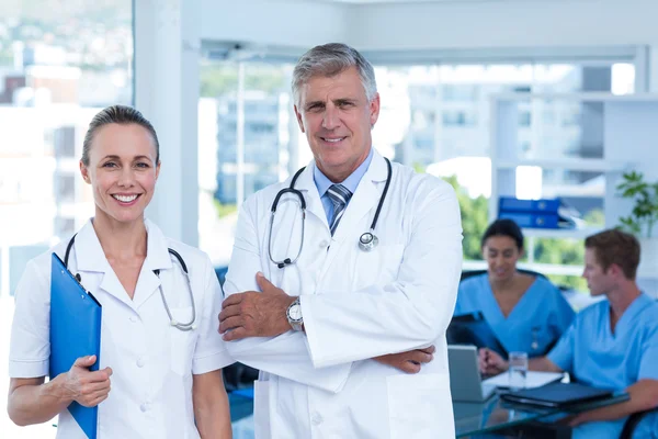 Equipo de médicos cruzados de brazos — Foto de Stock