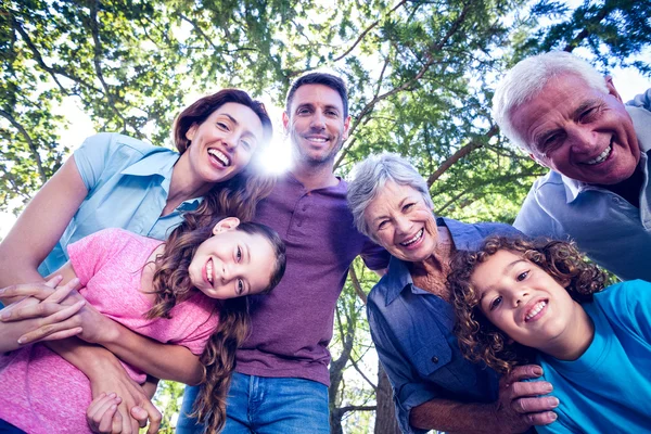 Glückliche Familie lächelt in die Kamera — Stockfoto