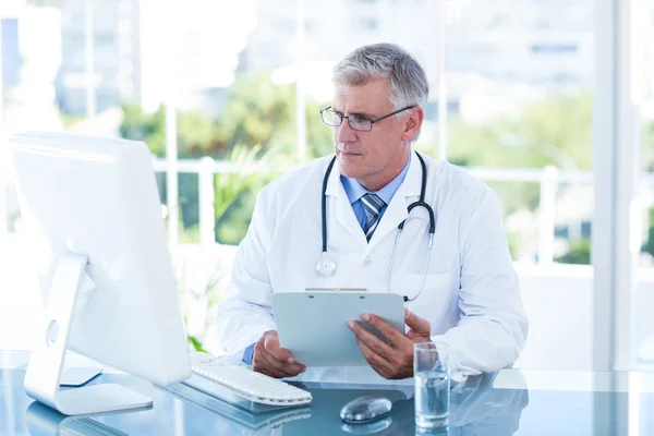 Médico serio trabajando en la computadora —  Fotos de Stock