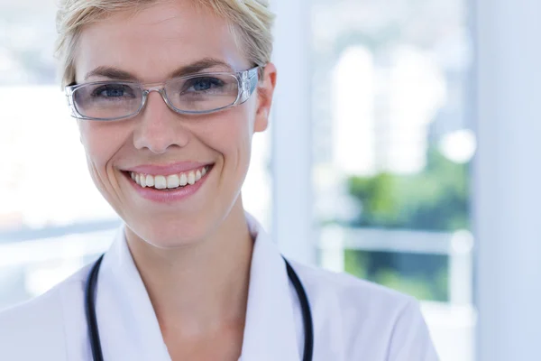 Vue rapprochée du médecin féminin heureux regardant la caméra — Photo