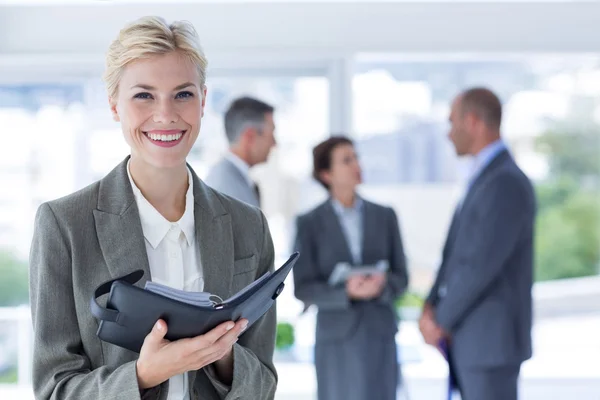 Sorrindo empresária segurando arquivos — Fotografia de Stock