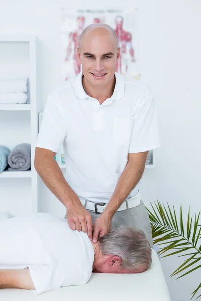 Physiothérapeute faisant massage du cou à son patient — Photo