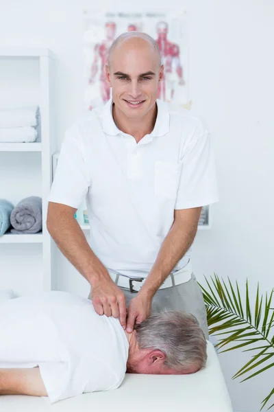 Physiotherapeut macht Nackenmassage für seinen Patienten — Stockfoto