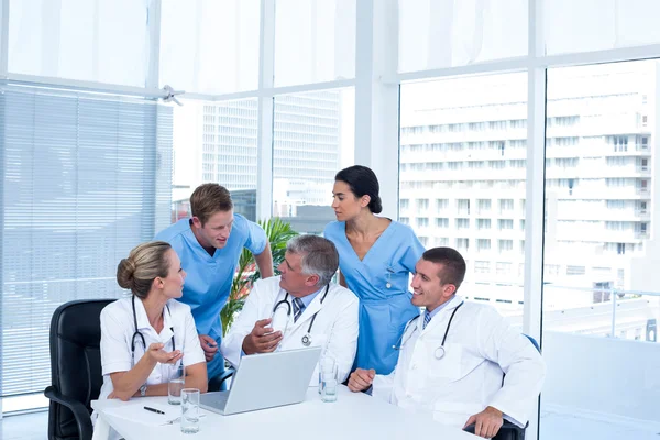 Equipo de médicos que trabajan en el ordenador portátil — Foto de Stock