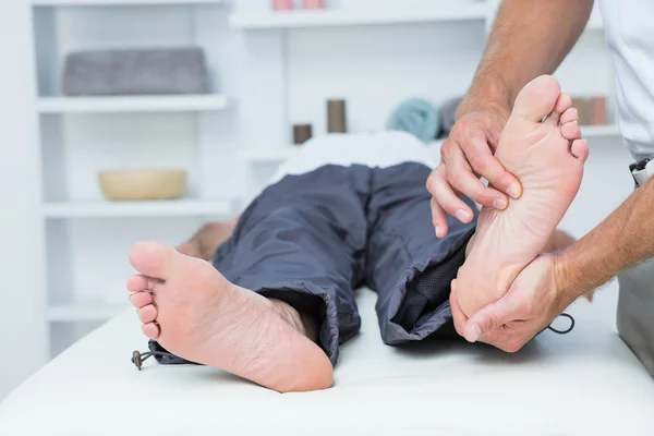 Homem tendo massagem nos pés — Fotografia de Stock