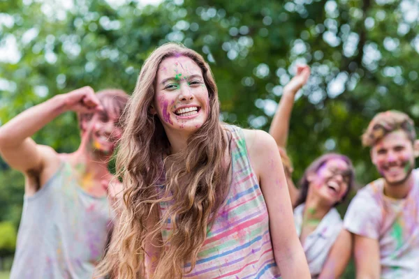 Glückliche Frauen mit Puderfarbe überzogen — Stockfoto