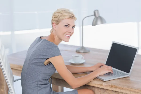 Gülümseyen iş kadını bilgisayarını kullanarak — Stok fotoğraf