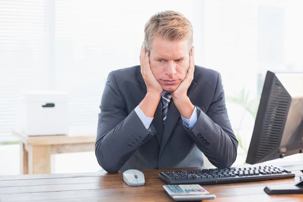 Empresário deprimido em sua mesa — Fotografia de Stock