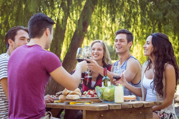 Happy friends in the park having beers — Stock Photo, Image