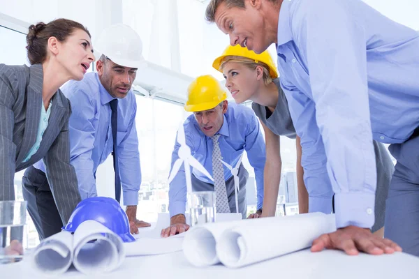 Gente de negocios mirando el plan de construcción — Foto de Stock