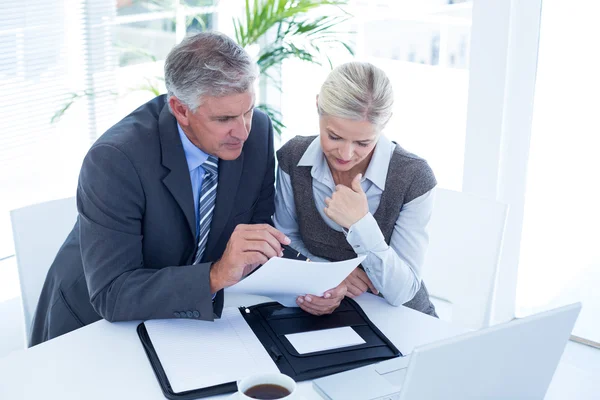 Zakenman met secretaresse bestand controleren — Stockfoto