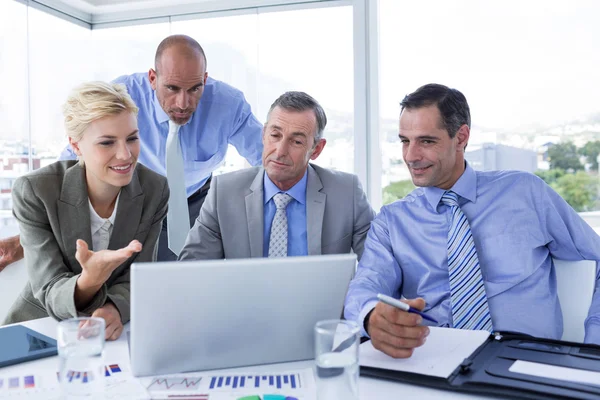 Equipe de negócios trabalhando juntos no laptop — Fotografia de Stock