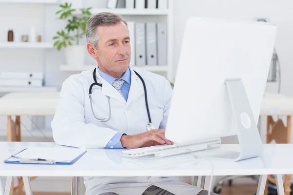 Koncentrera sig läkare använder dator — Stockfoto