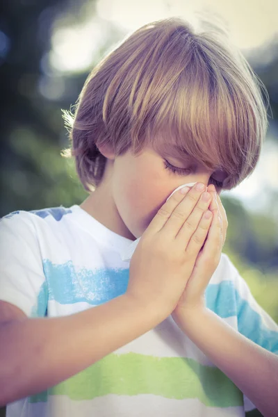 Kleine jongen zijn neus waait — Stockfoto