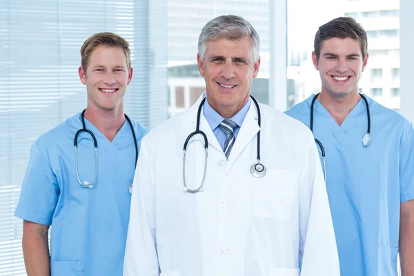 Equipe de médicos sorrindo para a câmera — Fotografia de Stock