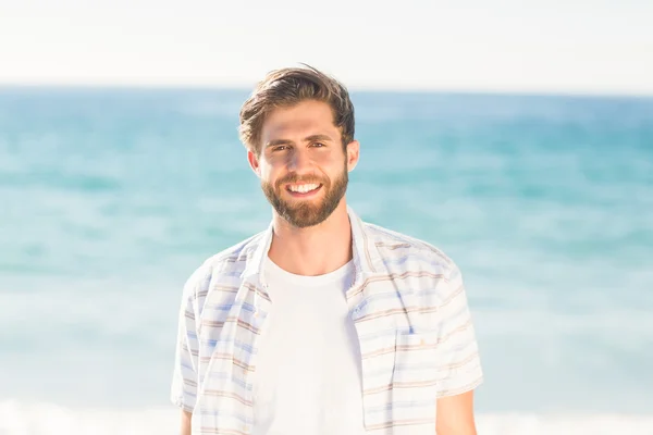 Bonito homem olhando para a câmera — Fotografia de Stock