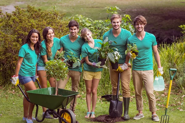 Amici felici giardinaggio per la comunità — Foto Stock