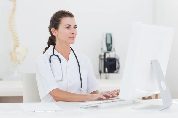 Medico femminile concentrato utilizzando il computer — Foto Stock