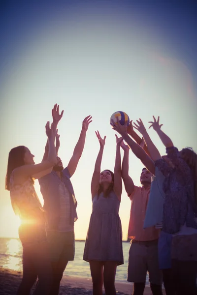 Groupe d'amis jouant au volleyball — Photo