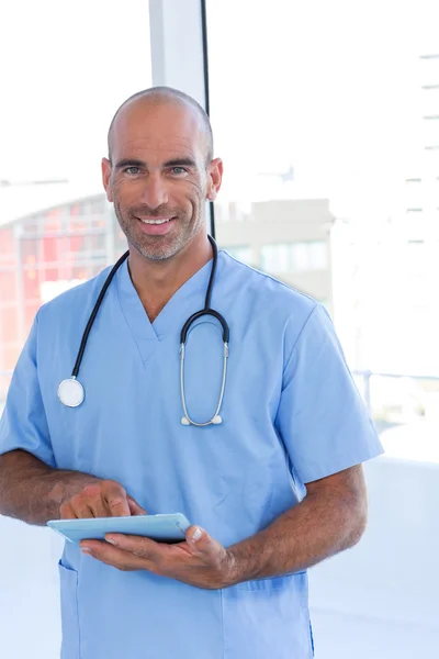 Medico sorridente con tablet — Foto Stock