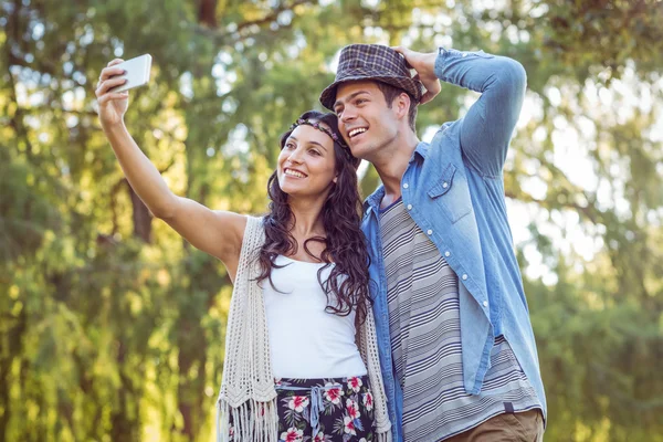 Hipster ζευγάρι που αναλαμβάνει μια selfie — Φωτογραφία Αρχείου