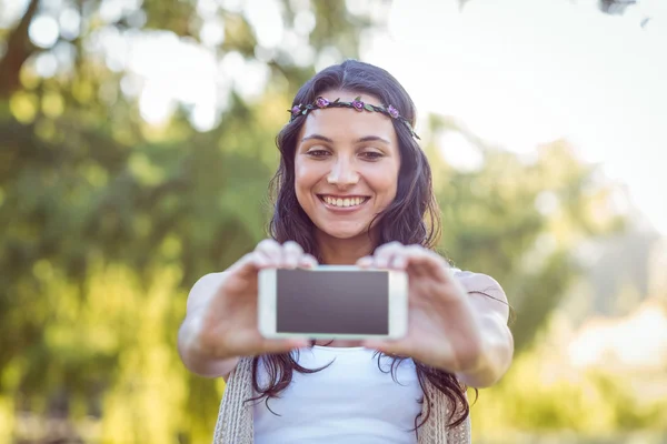 Jolie brune prenant un selfie — Photo