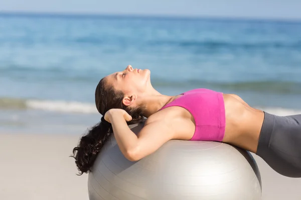 Fit woman stretching on exercise ball — Stock fotografie