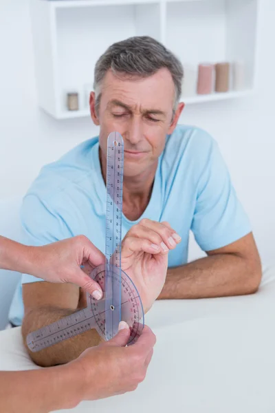 Doktor mäta handleden med goniometer — Stockfoto