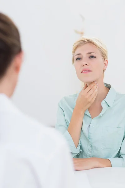 Paciente con dolor de garganta médico visitante — Foto de Stock