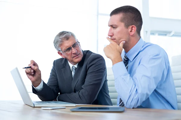 Des hommes d'affaires travaillant ensemble — Photo