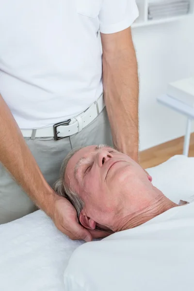 Homem recebendo massagem no pescoço — Fotografia de Stock