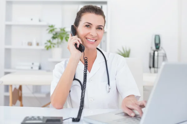 Médico fazendo telefonema — Fotografia de Stock