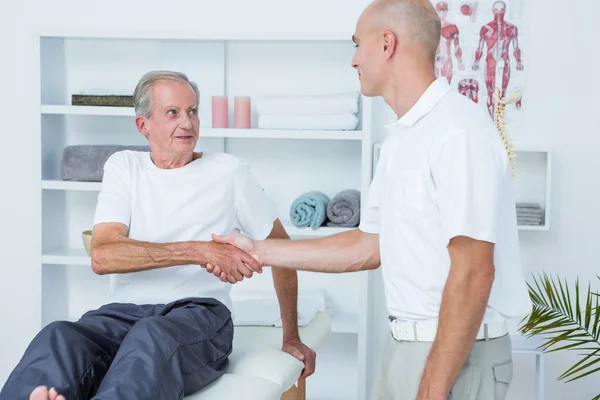 Patient shaking hands with doctor — Stock Photo, Image