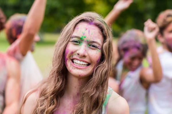 Hipster blonde glimlachen naar de camera — Stockfoto