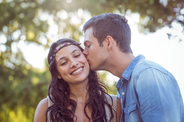 お似合いのカップルが公園でキス — ストック写真