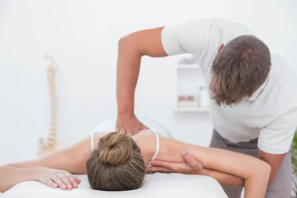 Fysiotherapeut rugmassage doen aan zijn patiënt — Stockfoto