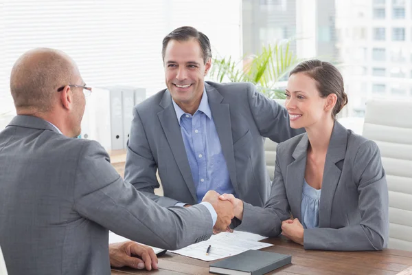 Businessman shaking hands with businesswoman — Stock Photo, Image